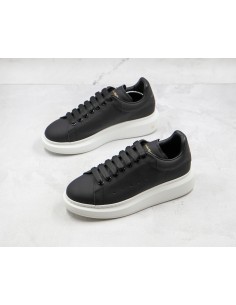 Alexander McQueen Oversized en Negro: Sofisticación Contemporánea 2