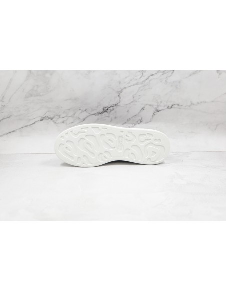 Alexander McQueen Oversized en Negro: Sofisticación Contemporánea